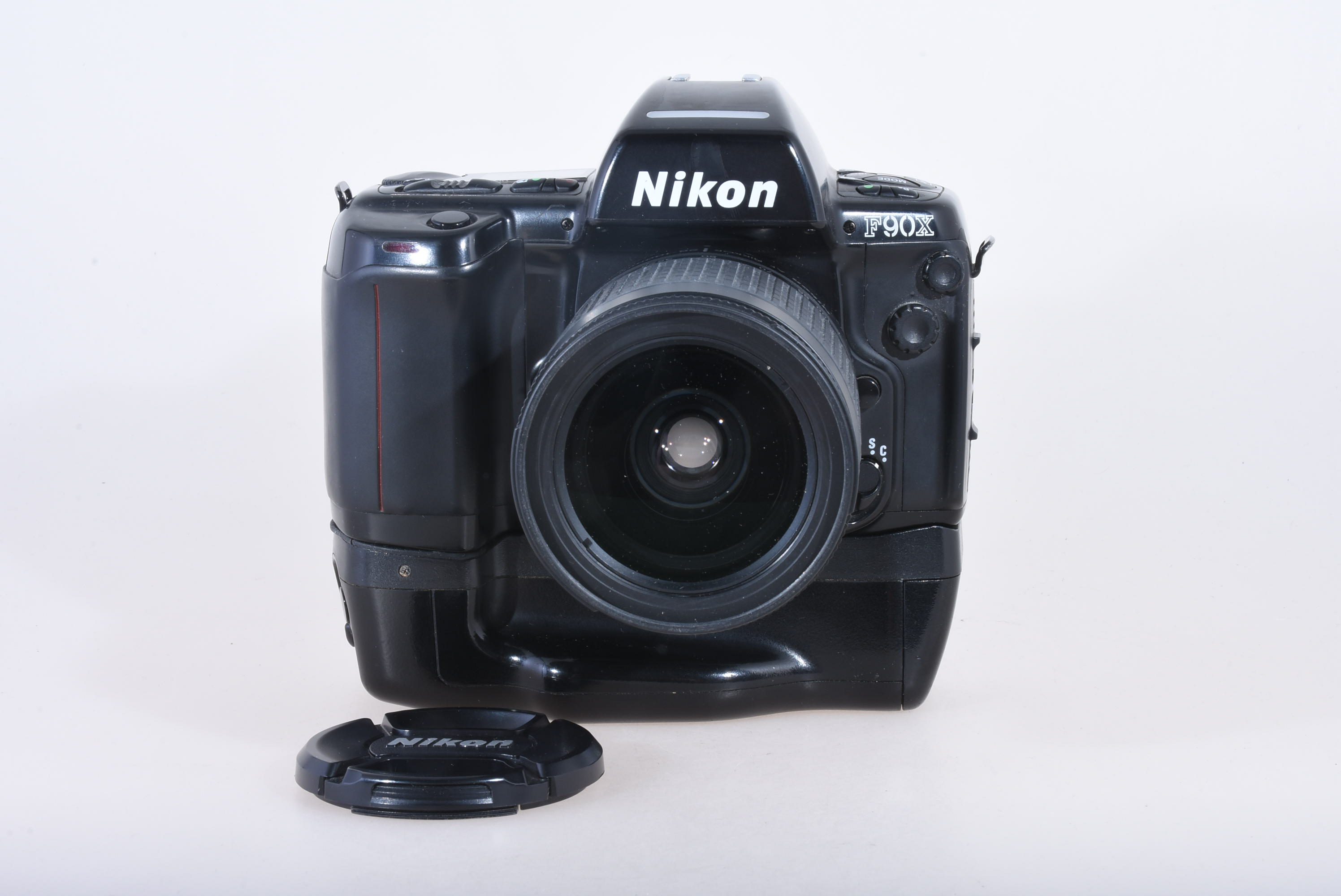 Nikon F90X + MD-10 Griff + AF 28-100mm 3,5-5,6 G