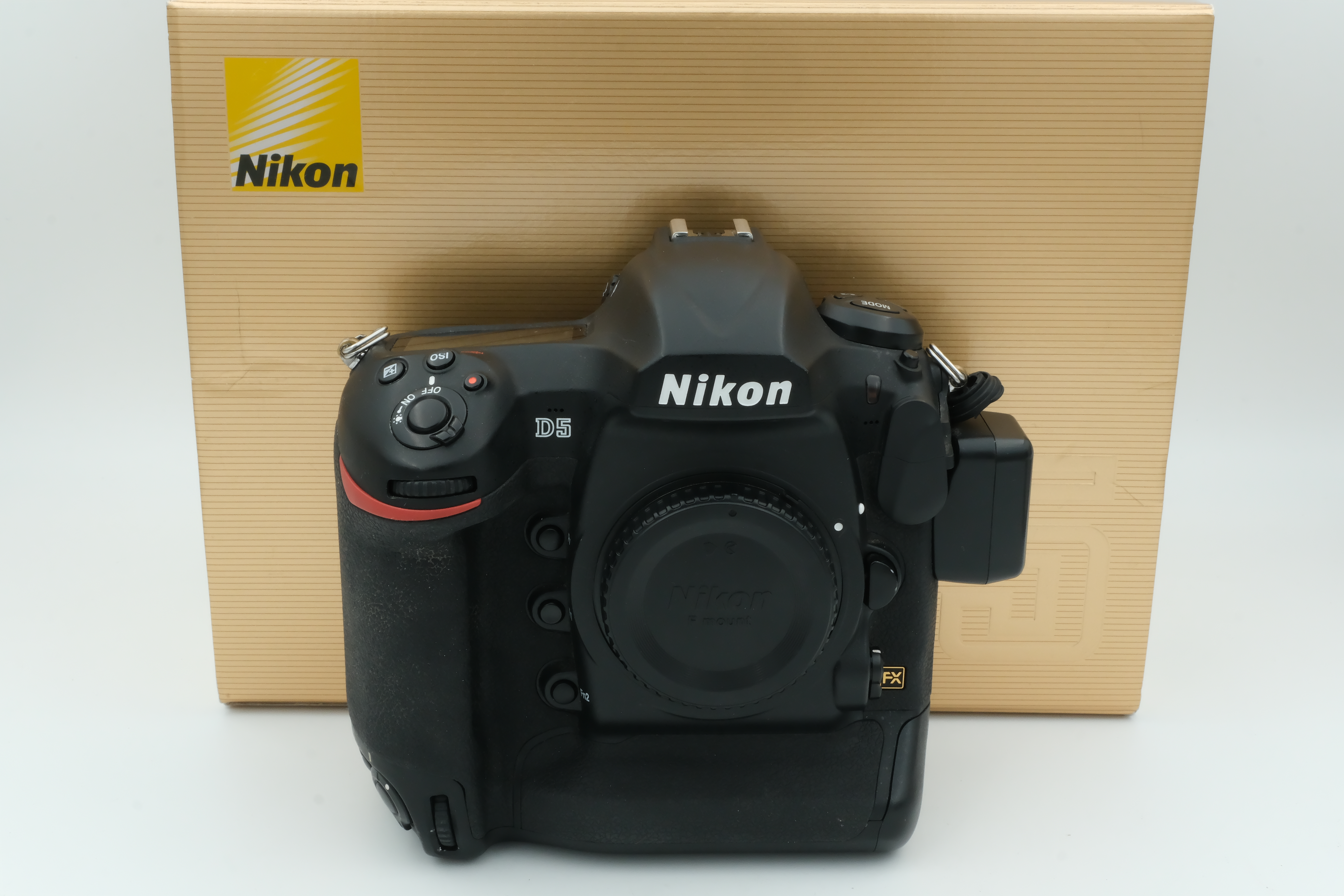 Nikon D5 Gehäuse XQD Karte Auslösungen: 98.180, 6 Monate Garantie
