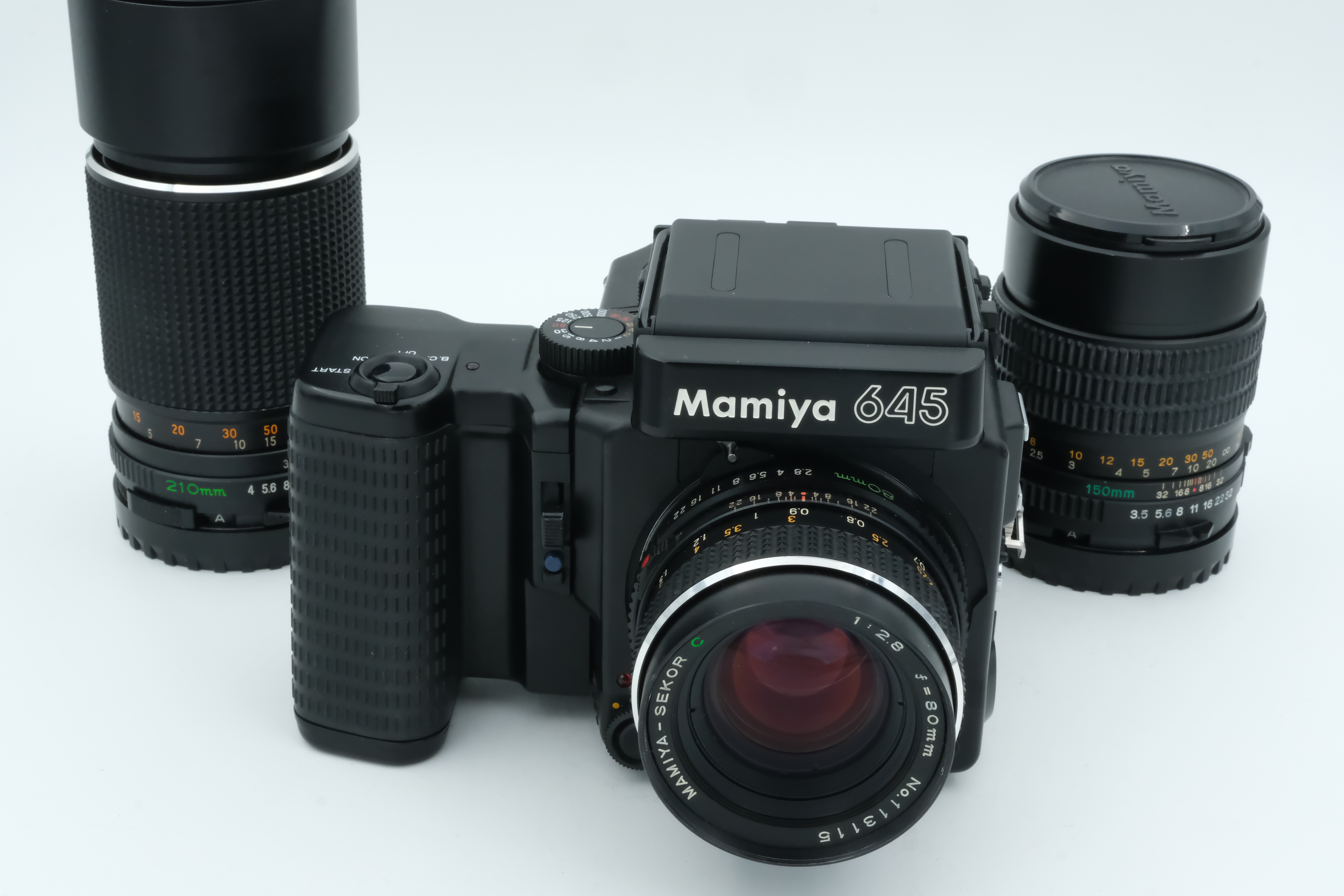 Mamiya 645 + 80mm 2,8 + 150mm 3,5 + 210mm 4,0 3x Magatine 4,5x6 + 1x Magazin 135mm + Griff + Kurbel + AE Prisma