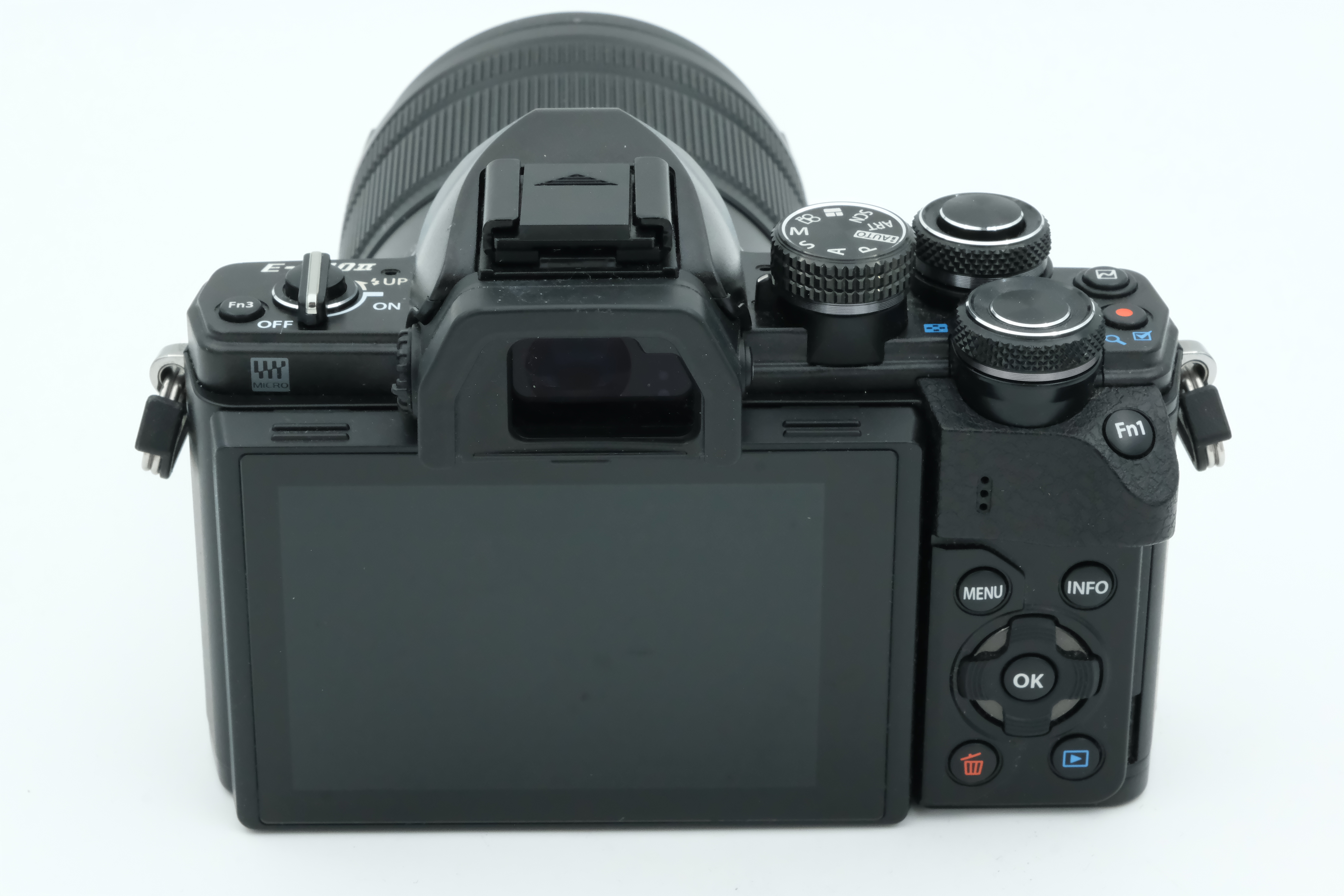 Olympus E-M10 II + Panasonic 12-60mm 3,5-5,6 + Sonnenblende, Auslösungen: 2.468 Bild 02